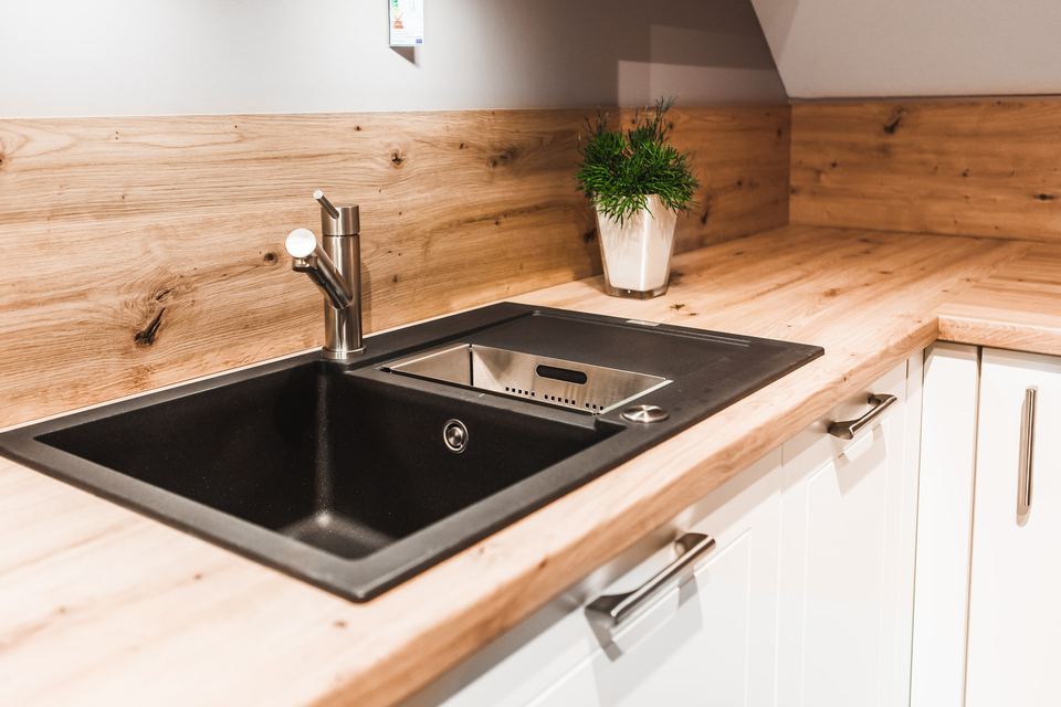 Spüle in einer Holz-Arbeitsplatte