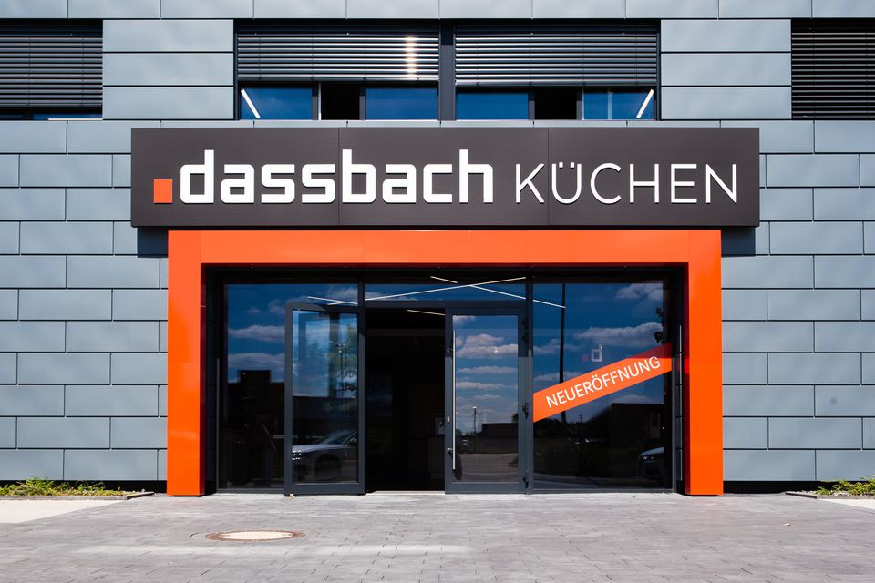 Eingang des dassbach Küchenstudios mit Logo